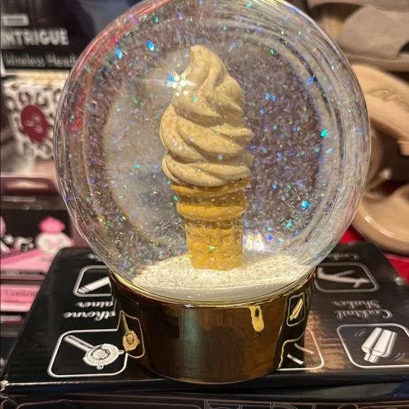 Pink Donut 🍩, maroon or a ice 🍨 Snow Globe with Gold Base - Picture 3 of 3